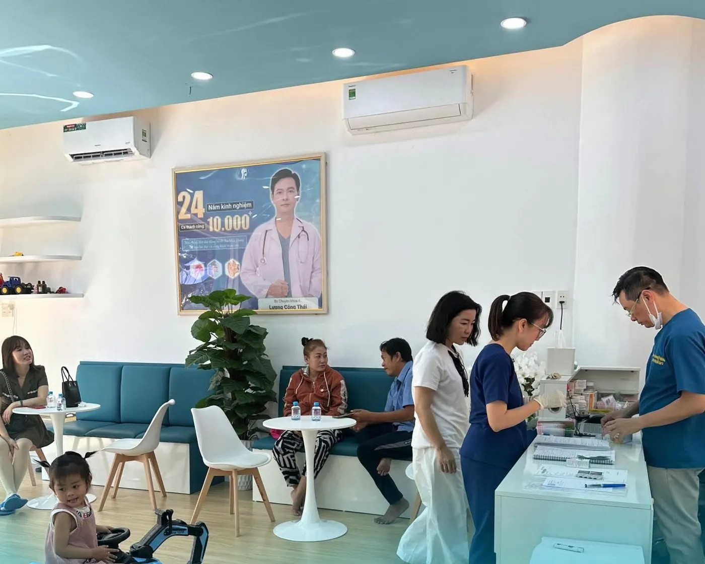 Không gian chờ và quầy tiếp nhận Phòng khám Dr Thái ENT
